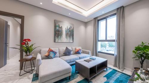 吉达Mabaat - Alsalama - 513的客厅配有沙发和桌子