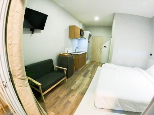 涛岛Port Station Koh Tao的小房间,配有一张床和一把椅子