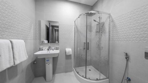 吉达Mabaat - Alsalama - 513的带淋浴和盥洗盆的浴室