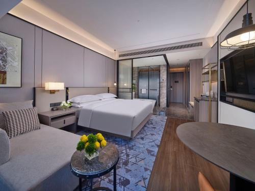 鞍山鞍山希尔顿逸林酒店的酒店客房设有床和客厅。