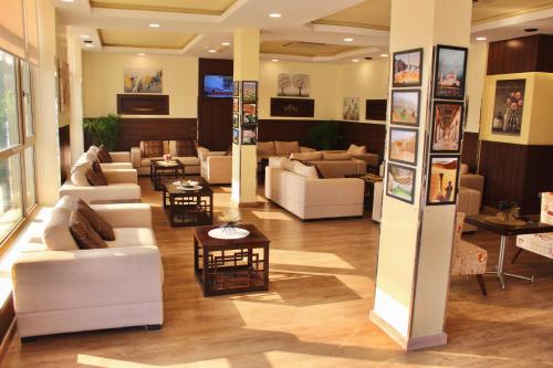 马斯喀特Weekdays Hotel的带沙发、椅子和桌子的客厅