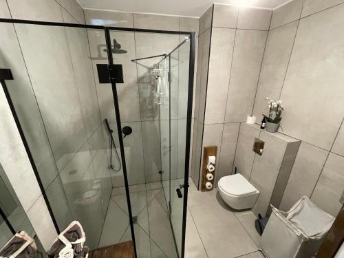 内坦亚Amazing vacation flat的带淋浴和卫生间的浴室