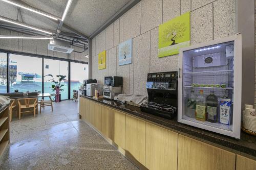 光州GwangJu Gwangsangu Hanam HoundHotel的餐厅设有台面和开放式冰箱
