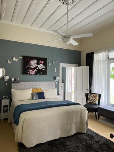 旺阿雷切尔西之家住宿加早餐酒店的一间卧室配有一张大床和吊扇