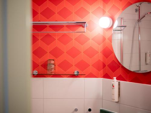 延雪平延雪平早安酒店的浴室设有镜子和红色的墙壁