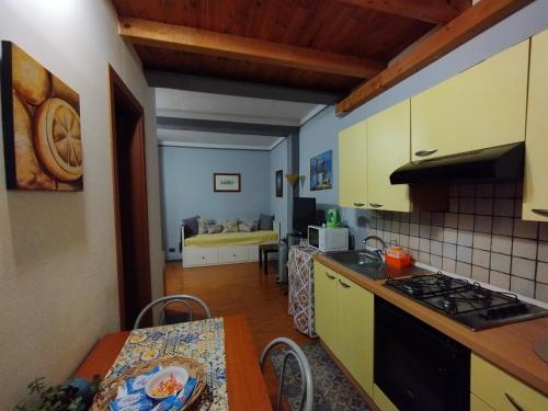 阿茨特雷扎特雷扎公寓的厨房配有桌子和炉灶。 顶部烤箱