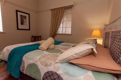 上瓦特法尔Climber's house的一间卧室配有一张带枕头的大床