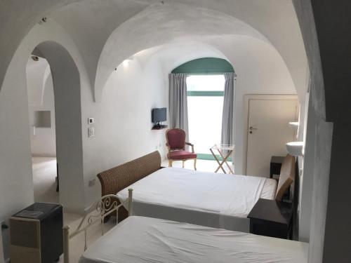 马丁纳弗兰卡Maison Rococò的一间卧室配有一张床,另一间卧室配有窗户