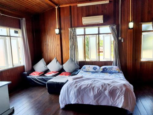 瓜拉丁加奴Homestay Kuala Terengganu One Stop 1的一间卧室配有一张床、一张沙发和窗户。