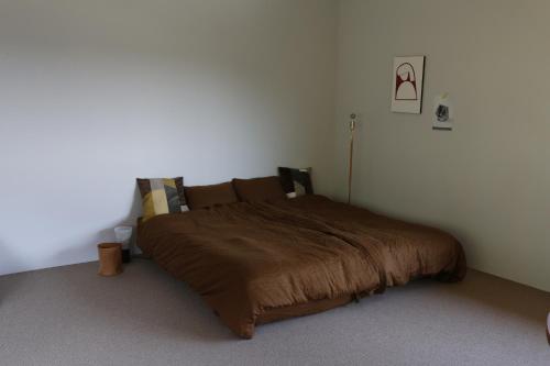 淡路WORM的一间卧室,卧室内配有一张大床