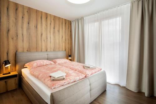 道尼库宾Apartmán Na vŕšku的卧室配有粉红色的床和窗户