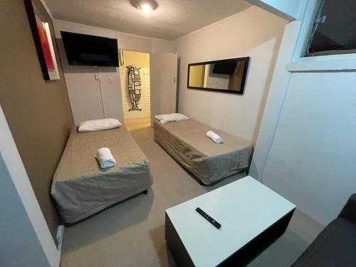 纽卡斯尔梅菲尔德汽车旅馆的小房间设有两张床和一张桌子