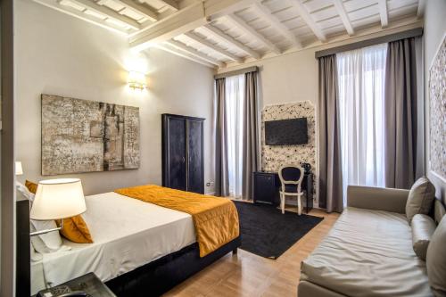 罗马Relais Fontana Di Trevi Hotel的酒店客房,配有床和沙发
