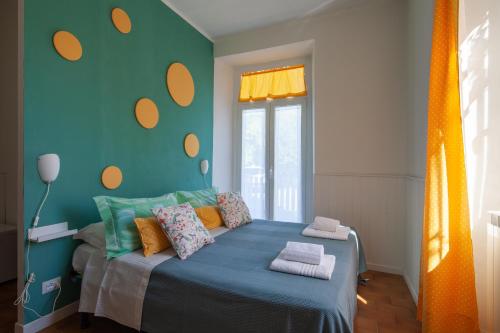 TresanaB&B Il Tempo Del Vento-Camere e Appartamenti的一间卧室配有橙色和蓝色的床