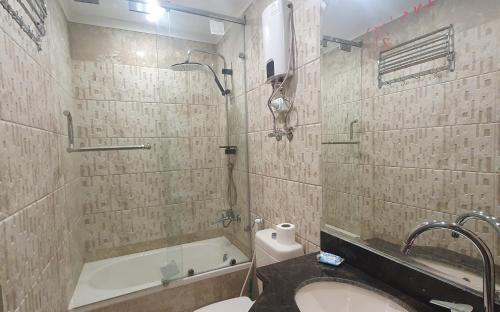 开罗Garden City Plaza Hotel的一间带水槽、浴缸和卫生间的浴室