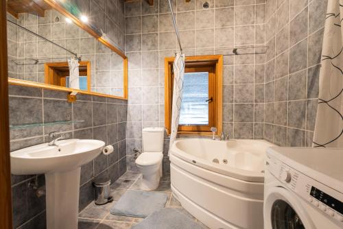 马尔马里斯Sakin Vadi Villas的一间带水槽、浴缸和卫生间的浴室