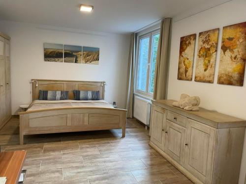布伦瑞克Tolles Apartment in idyllischer ruhiger Lage的一间卧室设有一张床和一个大窗户