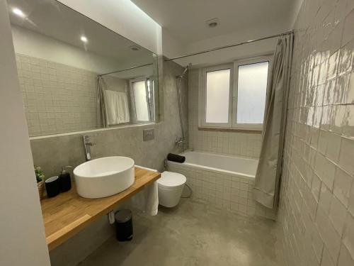 里斯本ASF Home的一间带水槽、浴缸和卫生间的浴室