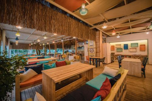 厄吕代尼兹糖果海滩俱乐部酒店的一间设有桌子和沙发的餐厅