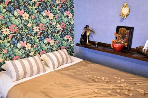 布达佩斯布鲁门公寓的一间卧室配有一张带花卉壁纸的床