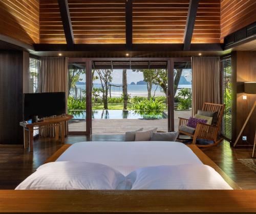 塔可克海滩The Tubkaak Krabi Boutique Resort - SHA Extra Plus的一间卧室配有一张大床和电视