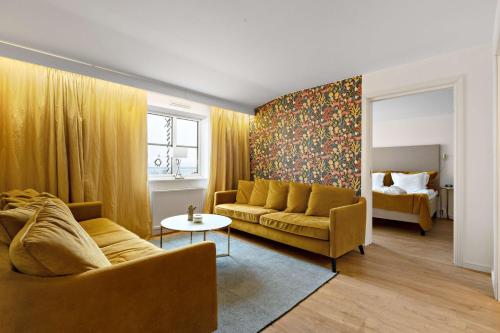 赖特维克勒德秀登酒店的客厅配有沙发和1张床