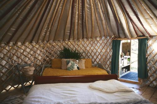 阿伯里斯特威斯Raven Yurt - Yurtopia的蒙古包内一间卧室,配有一张床