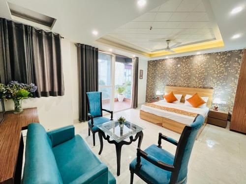 古尔冈Hotel Dayal Regency near Sushant Lok Sector 29 Gurgaon - Couple Friendly的一间卧室配有一张床、一张沙发和一张桌子