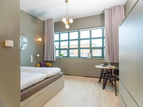 斯德哥尔摩UNITY Hammarby Sjöstad的酒店客房配有一张床铺和一张桌子。
