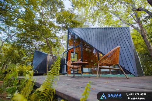 哈伯勒内Gabaa Resort & Spa - Habarana的一座带金属屋顶和甲板椅子的房子