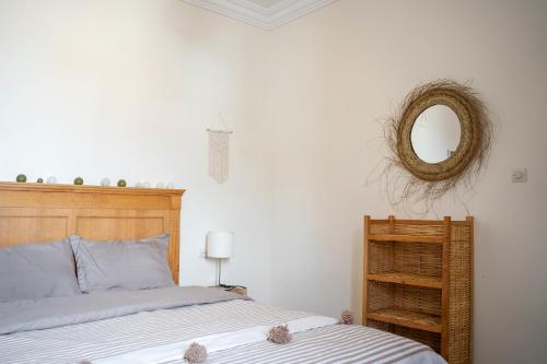 Tamraght Ou FellaCasa Janoub Morocco的卧室配有一张床,墙上设有镜子