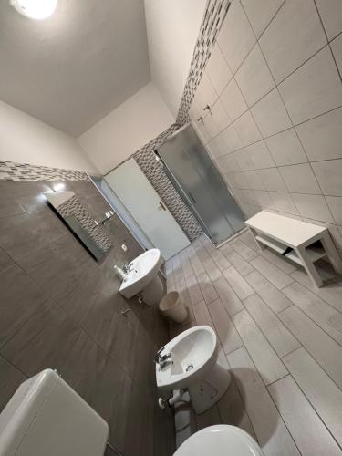 巴里Comeacasatua 2.0的浴室设有2个卫生间和水槽