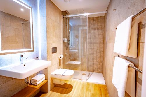康斯坦钦-耶焦尔纳Eva Park Life & Spa的一间带水槽、卫生间和淋浴的浴室