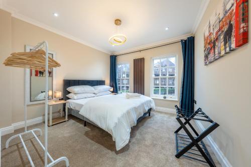 伦敦Brand New London Luxury House - Sleeps 8的一间卧室设有一张大床和一个窗户。