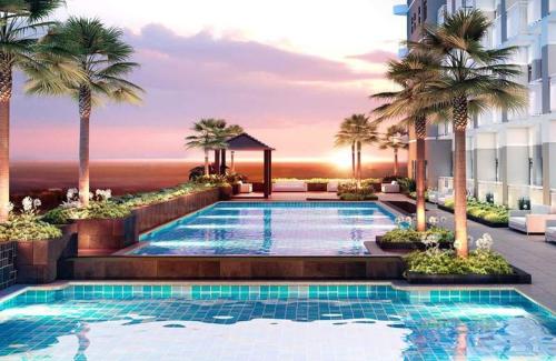马尼拉Cosy Luxy Coast Residences Staycation的一座棕榈树游泳池和一座建筑