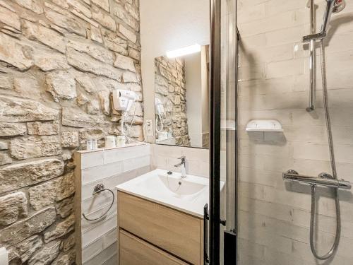 莱里达El Forn de Freixenet con servicios de un hotel的一间带水槽和石墙的浴室