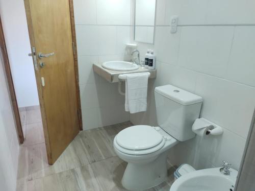 圣拉斐尔Buenas Tierras Cabañas的白色的浴室设有卫生间和水槽。