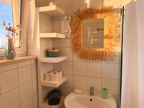 里戈尔Herdade da Vagem的一间带水槽和镜子的浴室