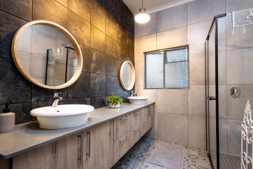 内尔斯普雷特Rozelee Rest 1的浴室设有2个水槽和镜子