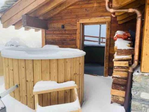 南达Ski in out Swiss Alps Chalet Charelle by Jolidi的小木屋,设有雪地桑拿浴室