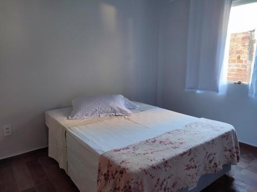 伊瓜苏Casa Silvano's II的一张小床,位于带桌子的房间