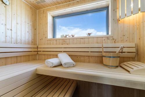 海利根港Willem und Konsorten - Hafenflair的一间设有2条毛巾和窗户的桑拿浴室