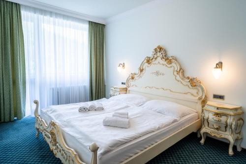 BrusnoKúpele Brusno - LD Poľana的卧室配有带毛巾的大型白色床