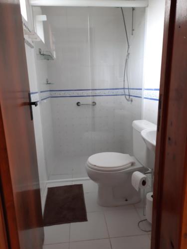 兰舒凯马杜Nosso Pátio - Chalé na Montanha的白色的浴室设有卫生间和淋浴。