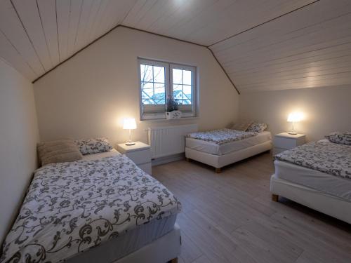 弗瓦迪斯瓦沃沃Holiday Bay的阁楼卧室设有两张床和两个窗户。