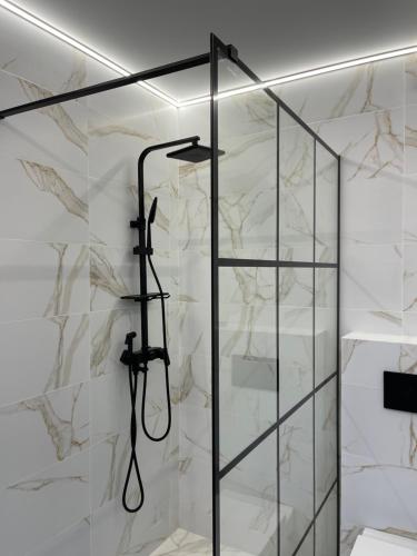 沙安Sandal的带淋浴的浴室,拥有白色的大理石墙壁