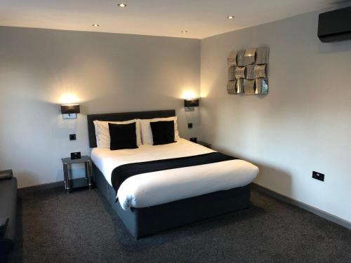 诺里奇城堡住宿加早餐旅馆的一间卧室配有一张大床和两个枕头