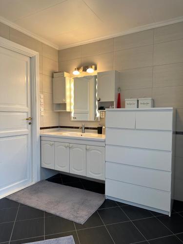 维尼斯拉Familievennlig leiligheten leies ut på Sørlandet.的厨房配有白色橱柜和水槽
