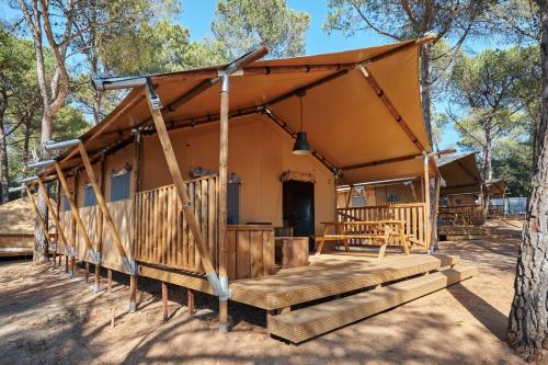 帕尔斯玛斯帕托哈斯公园营地平房度假村的树林中的小屋,带帐篷