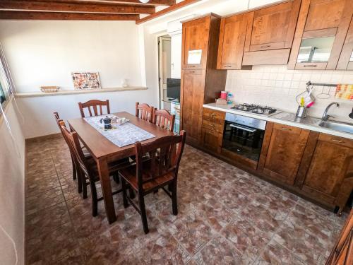 托雷圣乔万尼乌Appartamenti Vista Mare Salento的厨房配有桌椅和水槽。